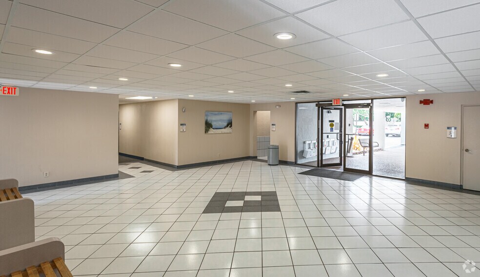 8333 W McNab Rd, Tamarac, FL à louer - Hall d’entrée – Image 2 sur 54