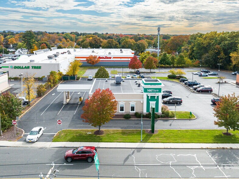 2.52ACRE Retail W/ 3 Corp Gnd Leases portefeuille de 2 biens à vendre sur LoopNet.fr - Photo de l’immeuble – Image 2 sur 5