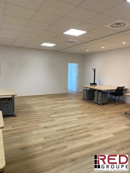 Local d’activités dans Rousset à louer - Photo de l’immeuble – Image 1 sur 6