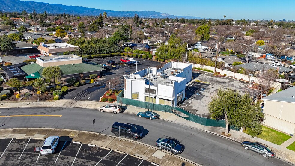 1395 Stanwood Dr, San Jose, CA à vendre - Photo de l’immeuble – Image 3 sur 6