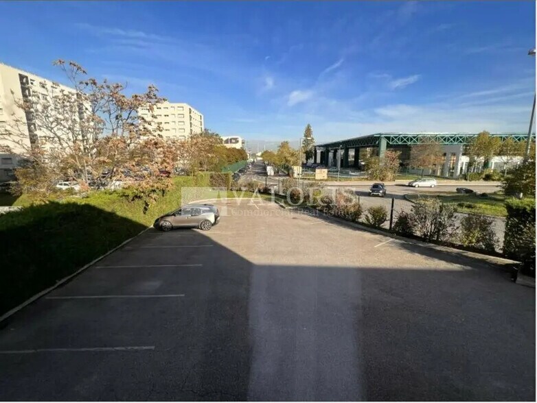 Local d’activités dans Vénissieux à louer - Photo de l’immeuble – Image 2 sur 10