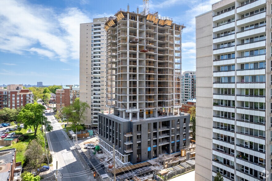 235 Balliol St, Toronto, ON à louer - Photo de l’immeuble – Image 2 sur 3