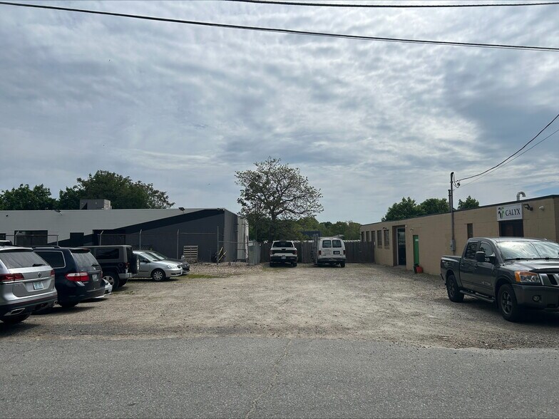 111 Middle St, Lincoln, RI à vendre - Photo de l’immeuble – Image 3 sur 18