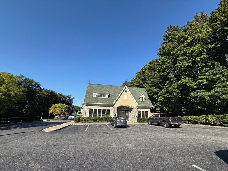 351 Fort Salonga Rd, Northport, NY à vendre - Photo de l’immeuble – Image 2 sur 10