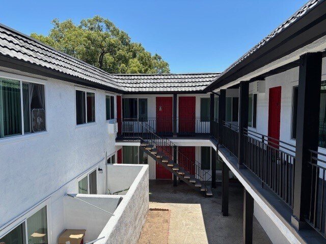 120 E Pine St, Santa Ana, CA à vendre - Photo de l’immeuble – Image 3 sur 17