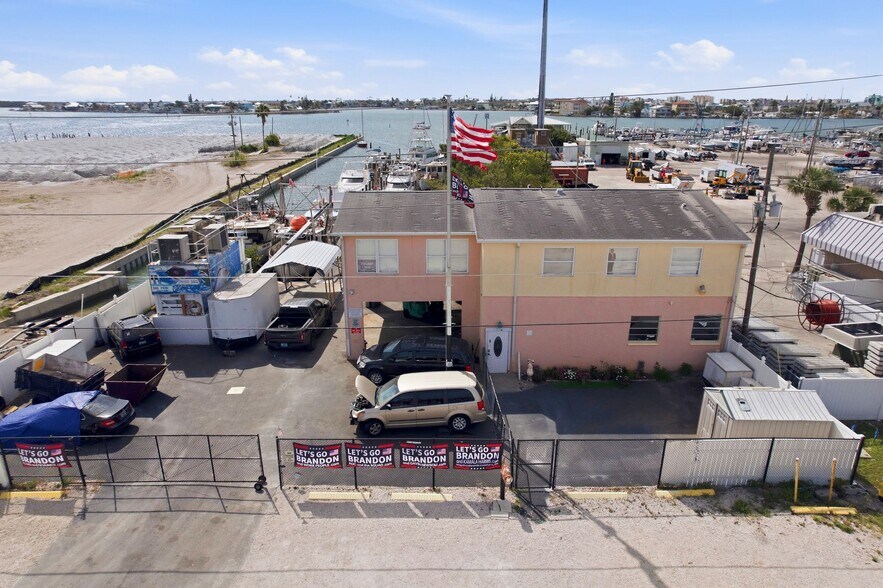 545 150th Ave, Madeira Beach, FL à vendre - Photo de l’immeuble – Image 2 sur 11