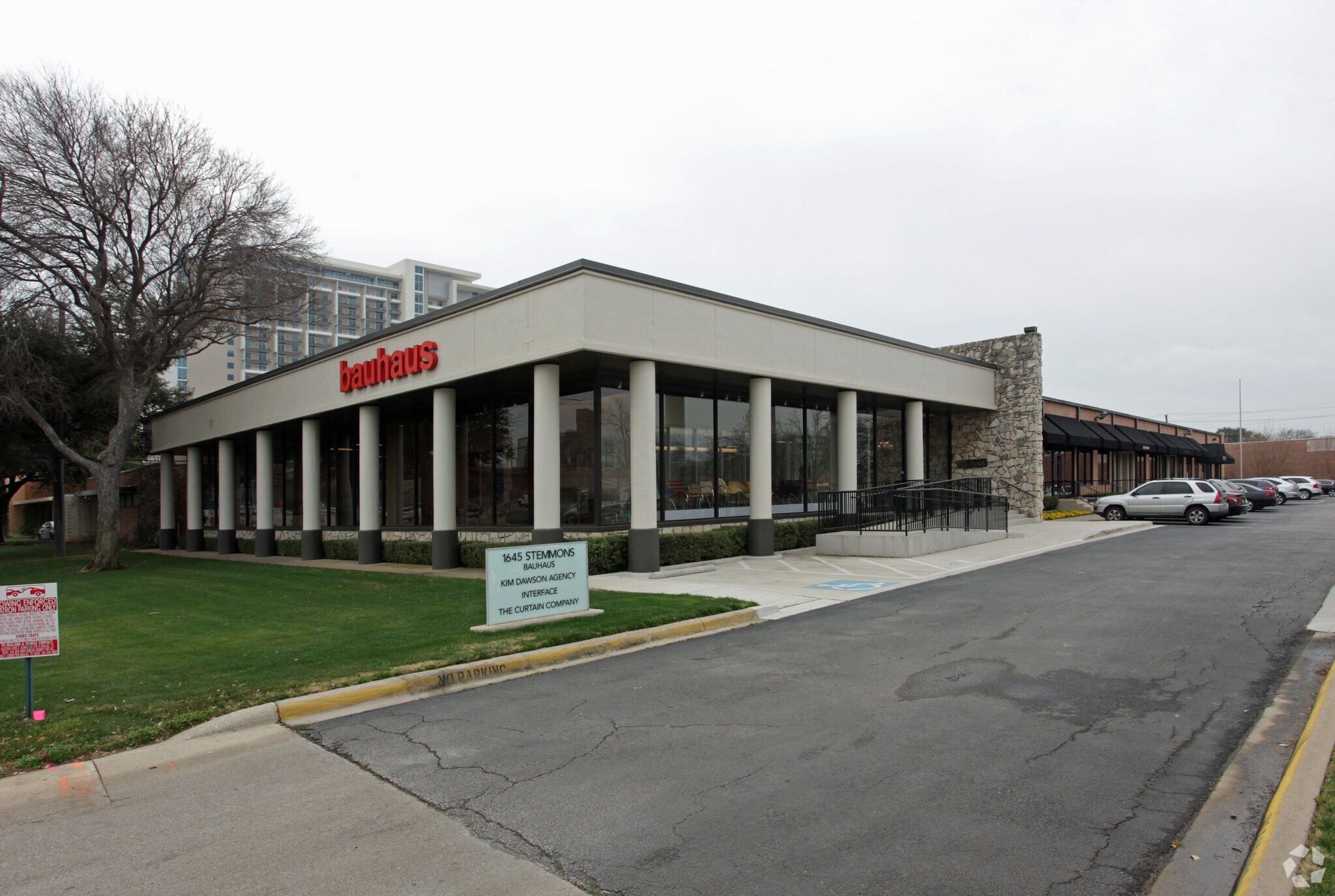 1645 N Stemmons Fwy, Dallas, TX à louer Photo de l’immeuble– Image 1 sur 6