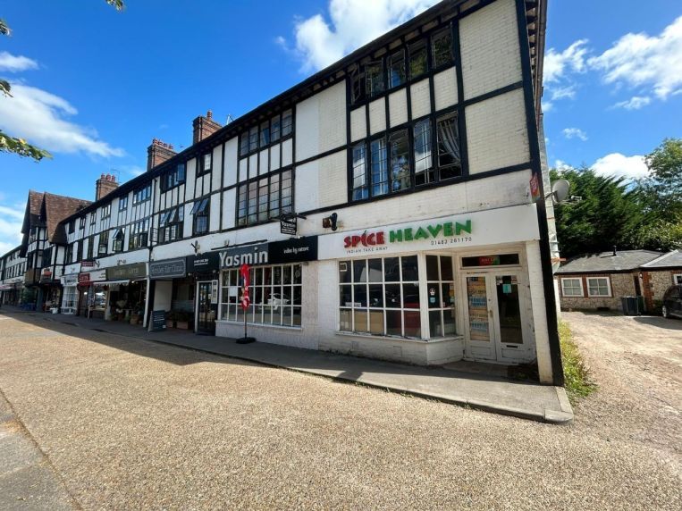 16 Bishopsmead Parade, East Horsley à vendre - Photo de l’immeuble – Image 1 sur 8