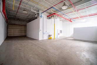 4609-4801 W Woolworth Ave, Milwaukee, WI à louer Photo intérieure– Image 1 sur 10