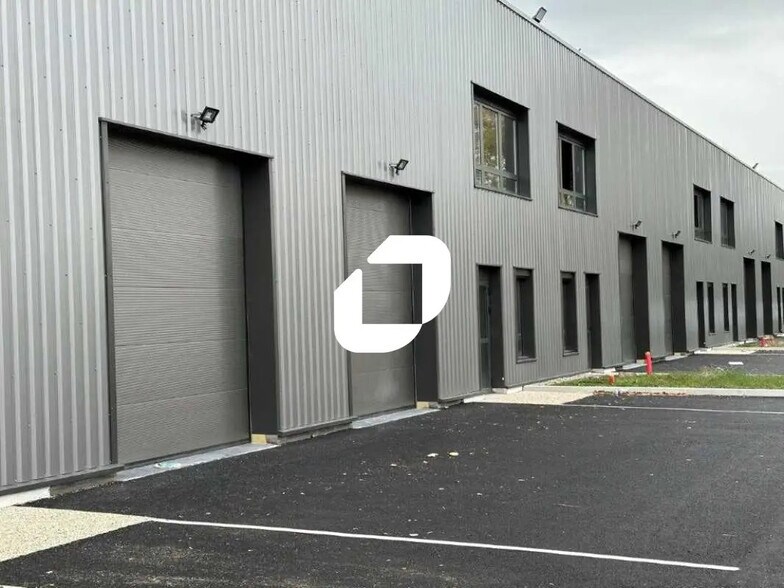 225 Avenue Des Marronniers, Bourgoin-Jallieu à louer - Photo de l’immeuble – Image 3 sur 26
