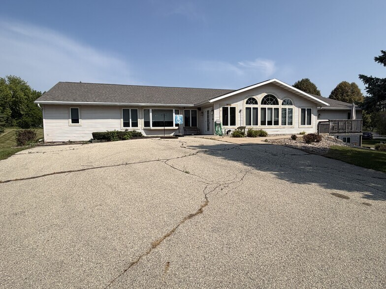 209 Forest St, Fox Lake, WI à louer - Photo de l’immeuble – Image 3 sur 6