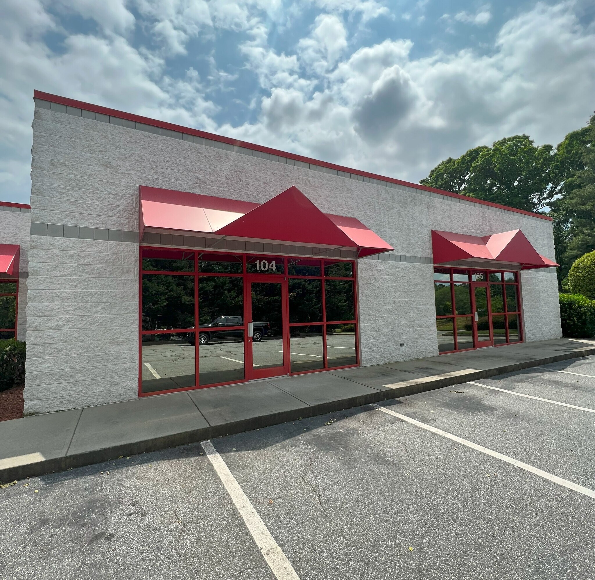 1540 Westbrook Plaza Dr, Winston-Salem, NC à louer Photo de l’immeuble– Image 1 sur 1
