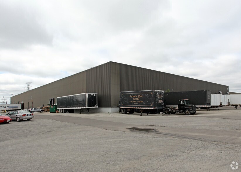 51 Esandar Dr, Toronto, ON à louer - Photo de l’immeuble – Image 2 sur 2