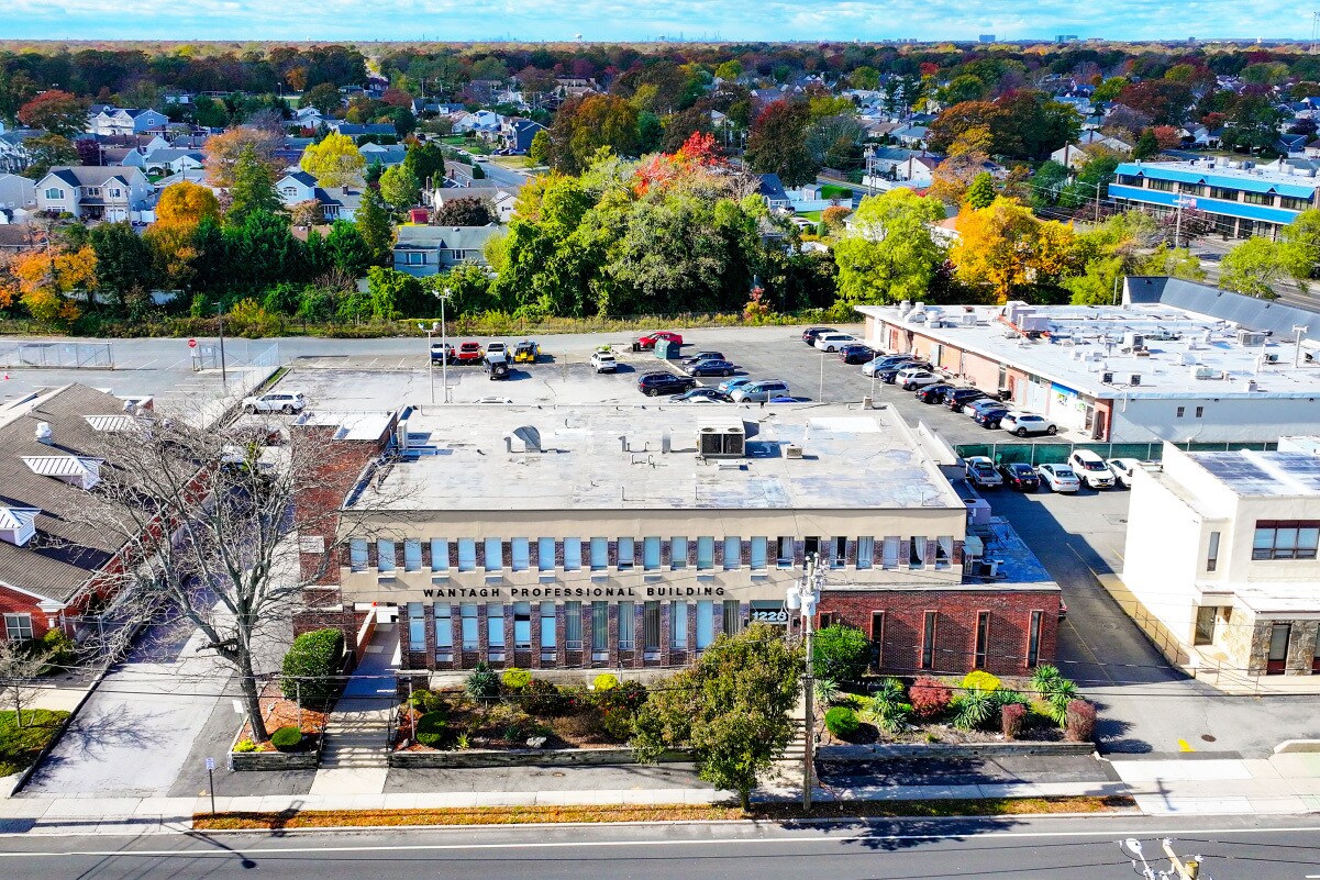 1228 Wantagh Ave, Wantagh, NY à vendre Photo de l’immeuble– Image 1 sur 5