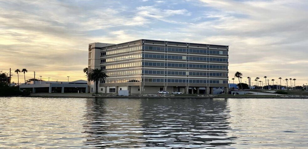 709 S Harbor City Blvd, Melbourne, FL à louer - Photo de l’immeuble – Image 1 sur 9