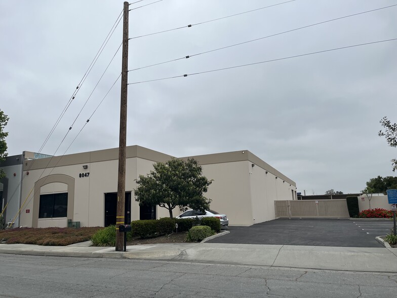 8047 Redwood Ave, Fontana, CA à louer - Photo de l’immeuble – Image 2 sur 6