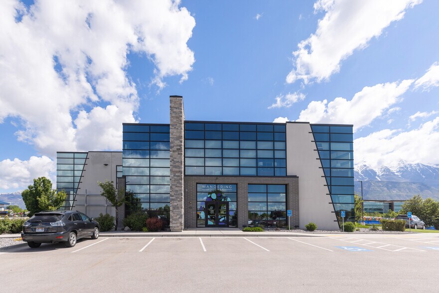 439 S Pleasant Grove Blvd, Pleasant Grove, UT à louer - Photo de l’immeuble – Image 3 sur 54