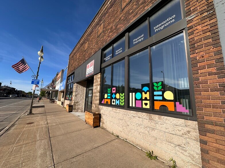 127 S Knowles Ave, New Richmond, WI à louer - Photo de l’immeuble – Image 3 sur 18