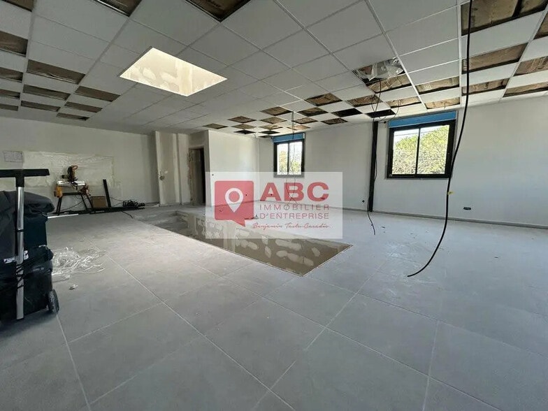 Bureau dans Mudaison à louer - Photo de l’immeuble – Image 1 sur 5
