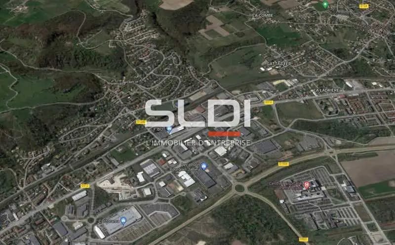 Local d’activités dans Bourgoin-Jallieu à louer - Photo de l’immeuble – Image 1 sur 9