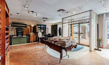 1064 Eglinton Ave W, Toronto, ON à louer Photo intérieure– Image 2 sur 8