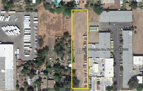 718 E Douglas Ave, Visalia, CA à louer Photo principale– Image 1 sur 2
