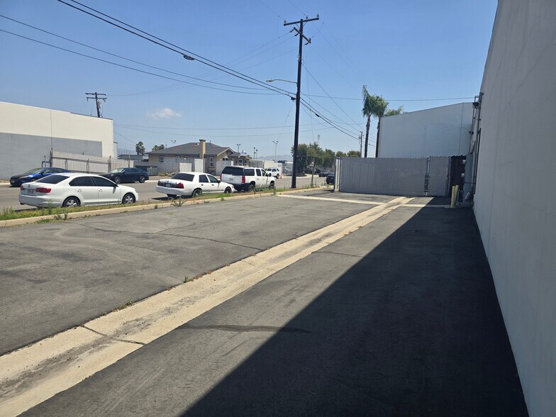 1240 N Blue Gum St, Anaheim, CA à vendre - Photo de l’immeuble – Image 2 sur 9