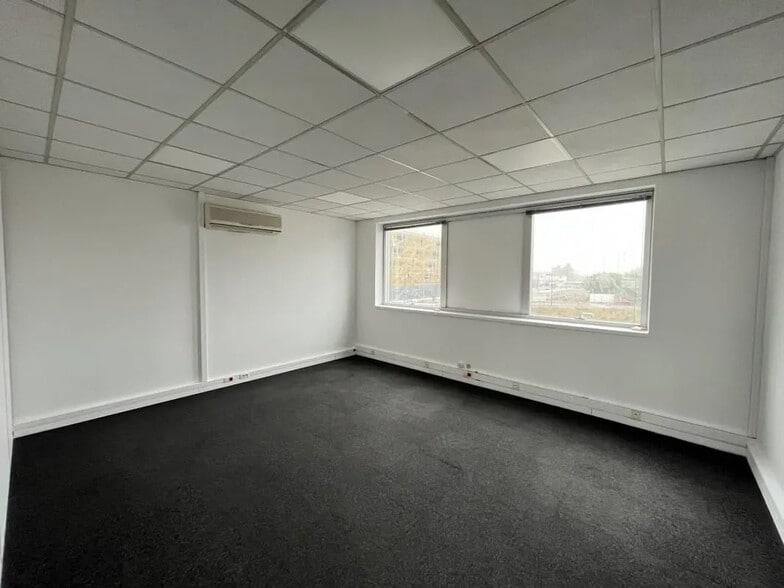 30 Rue Panicale, La Verrière à louer - Photo de l’immeuble – Image 3 sur 21