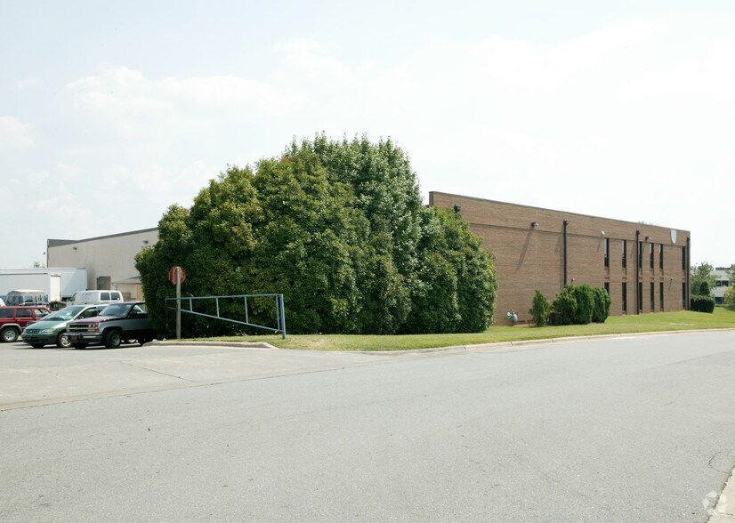 3921 Westpoint Blvd, Winston-Salem, NC à louer - Photo de l’immeuble – Image 3 sur 5