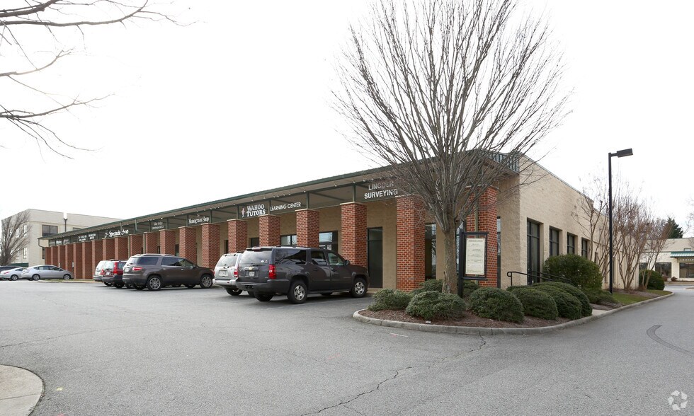 620-632 Berkmar Cir, Charlottesville, VA à vendre - Photo de l’immeuble – Image 2 sur 4