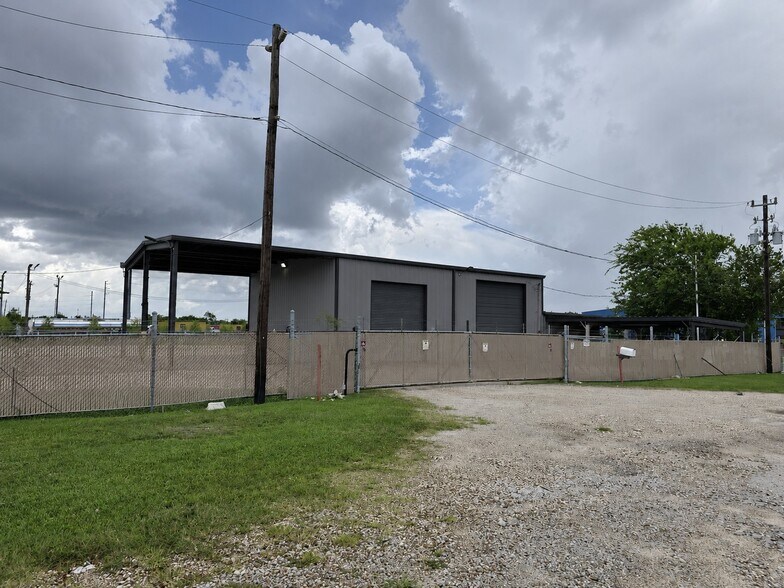 1812 W D St, La Porte, TX à louer - Photo de l’immeuble – Image 3 sur 10