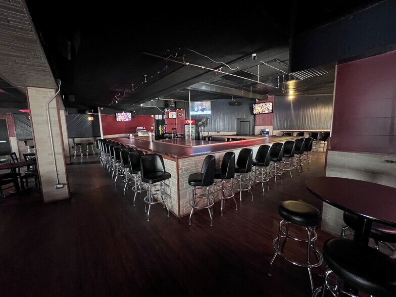 4215 E Monument St, Baltimore, MD à vendre - Photo intérieure – Image 1 sur 17