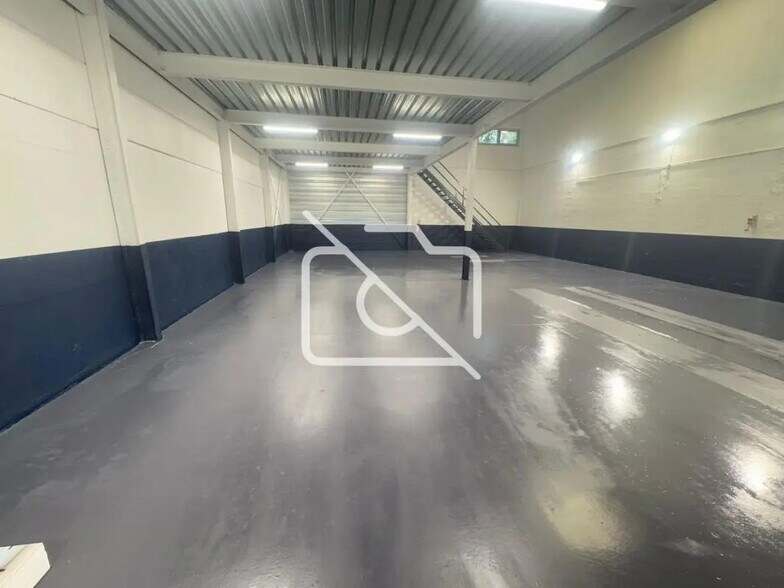 Local d’activités dans Orly à louer - Photo de l’immeuble – Image 1 sur 9