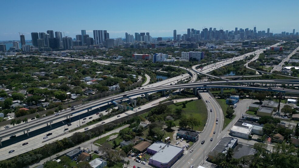 665 NW 43rd Street, Miami, FL à vendre - Vidéo sur l’annonce professionnelle – Image 2 sur 7