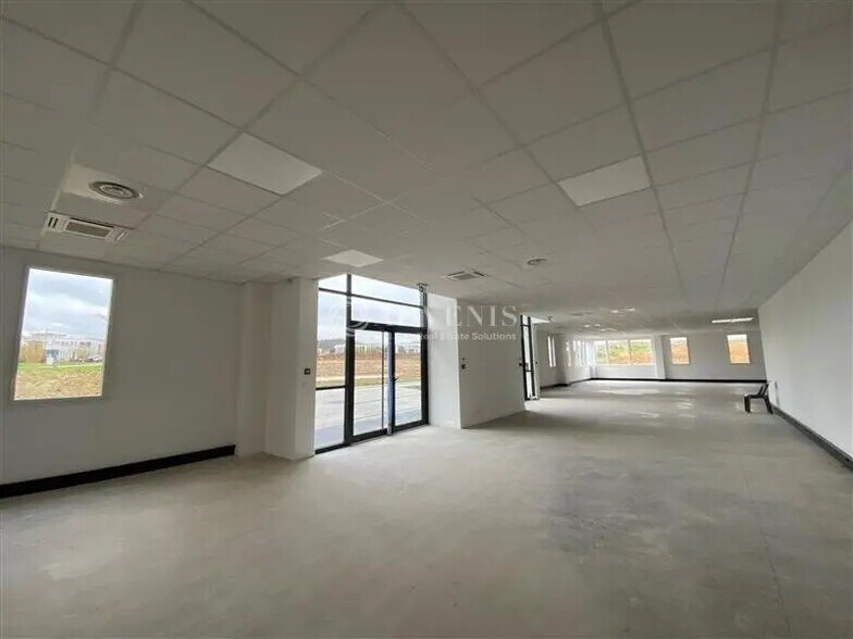 Bureau dans Élancourt à louer - Photo de l’immeuble – Image 2 sur 4