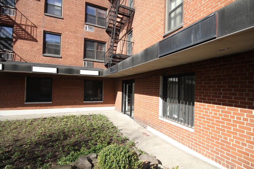 4260 Main St, Flushing, NY à louer - Photo de l’immeuble – Image 3 sur 8