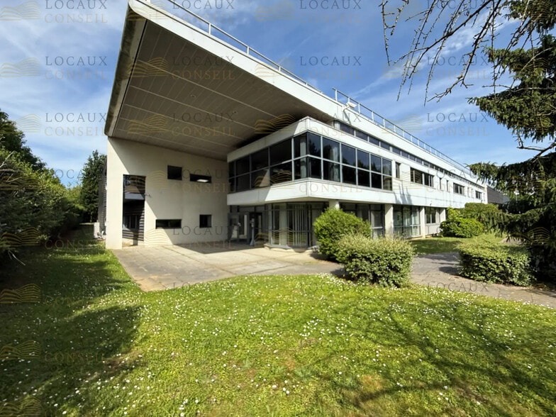 Local d’activités dans Tremblay-en-France à louer - Photo de l’immeuble – Image 2 sur 14