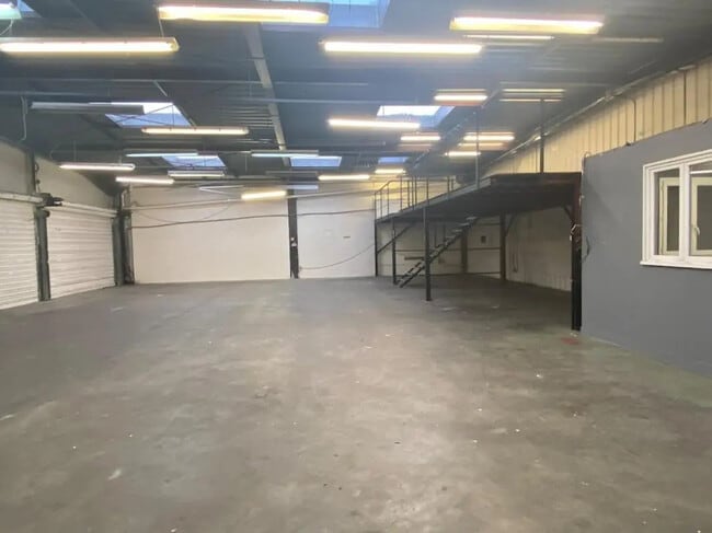 Plus de détails pour Local d'activités à louer