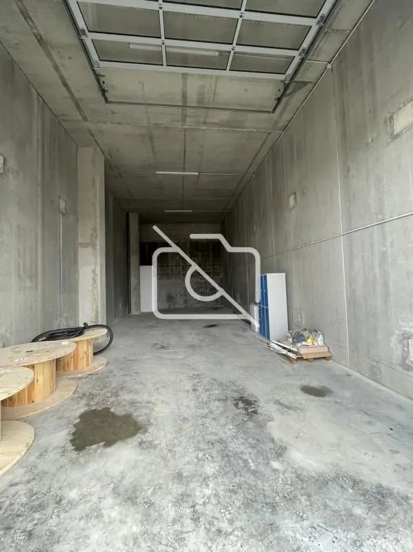 Industriel/Logistique dans Galluis à louer Photo intérieure– Image 1 sur 2