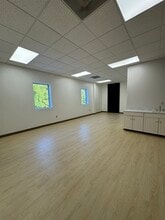 1680 Riverdale St, West Springfield, MA à louer Photo intérieure– Image 1 sur 7