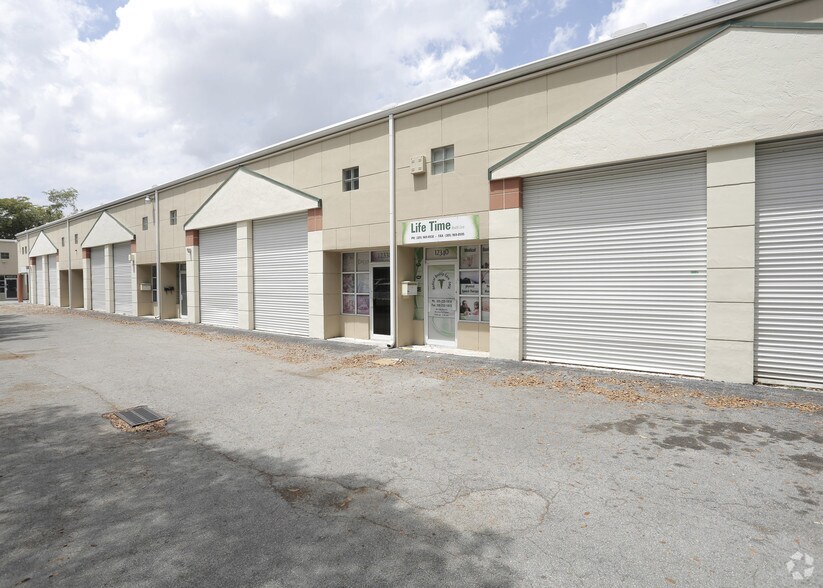 12300-12316 SW 132nd Ct, Miami, FL à vendre - Photo de l’immeuble – Image 2 sur 4