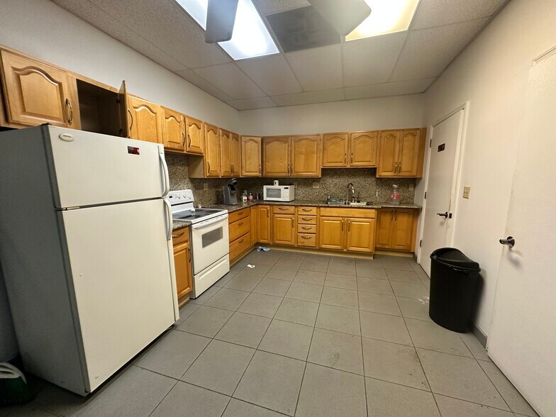 2223 Pembroke Rd, Hollywood, FL à louer - Photo de l’immeuble – Image 3 sur 21