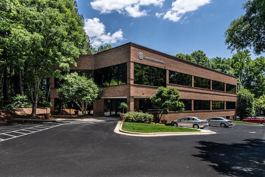 114 Edinburgh Dr S, Cary, NC à louer - Photo de l’immeuble – Image 1 sur 9