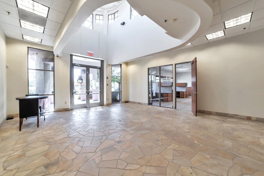 11540 S Eastern Ave, Henderson, NV à louer - Photo de l’immeuble – Image 2 sur 8