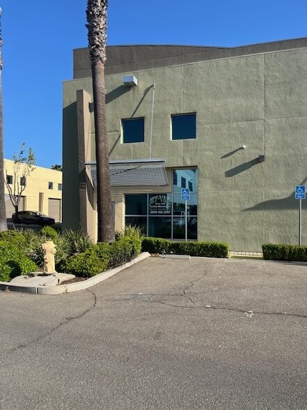 2145 Elkins Way, Brentwood, CA à louer - Photo de l’immeuble – Image 2 sur 8