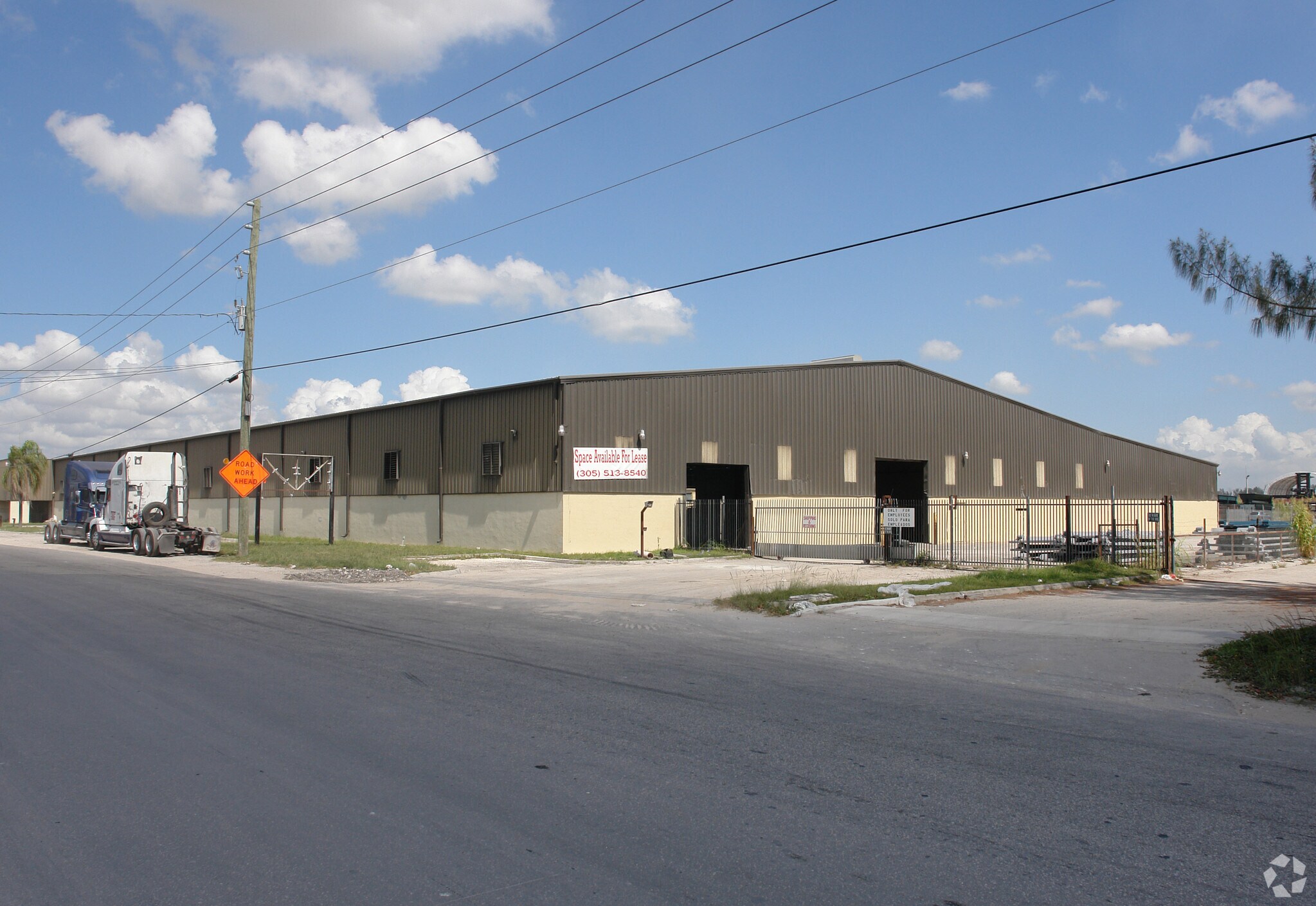 8505 NW 74th St, Miami, FL à louer Photo de l’immeuble– Image 1 sur 4