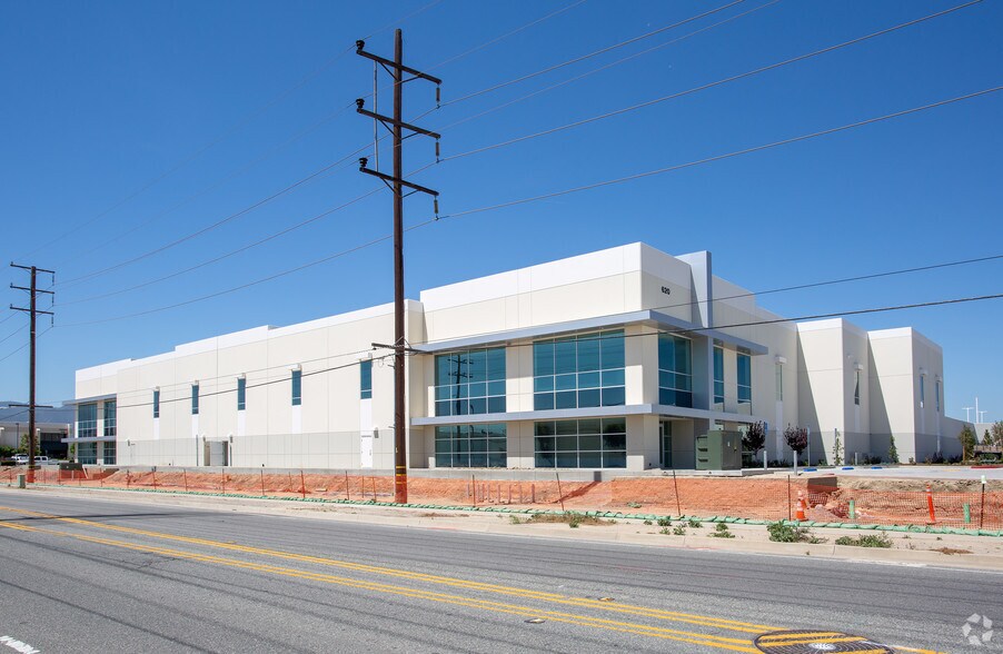620 W Rincon St, Corona, CA à louer - Photo principale – Image 1 sur 1
