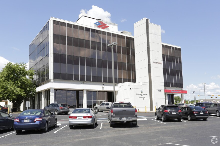 2520 W Irving Blvd, Irving, TX à louer - Photo de l’immeuble – Image 2 sur 36