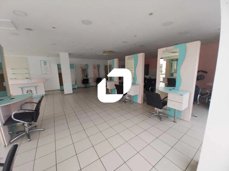 Local commercial dans Saint-Médard-en-Jalles à louer - Photo intérieure – Image 1 sur 6