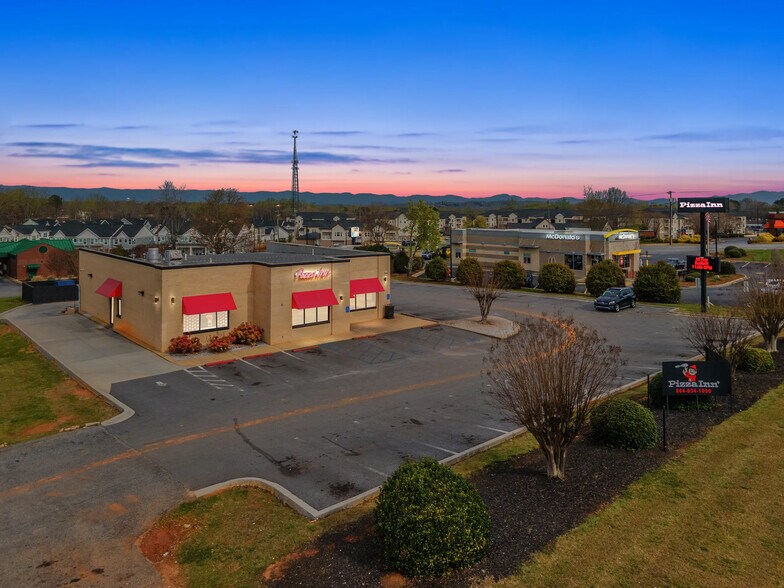 515 Roe Center Ct, Travelers Rest, SC à louer - Photo de l’immeuble – Image 3 sur 6